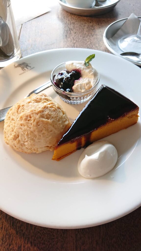 スコーンとケーキ